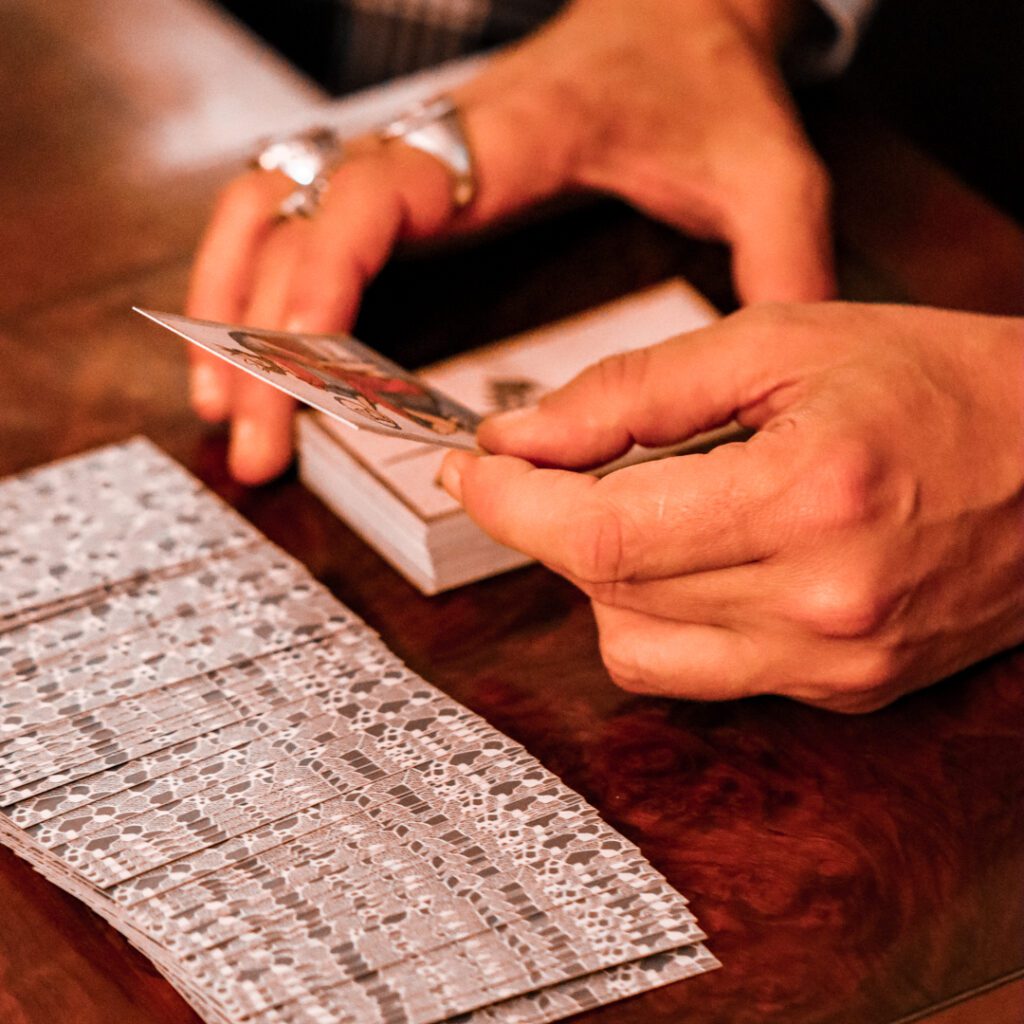 L'esperto Federico Jeantet "Il Tarotmante" analizza una carta del mazzo di Tarocchi "Minchiate Fiorentine" durante una consulenza