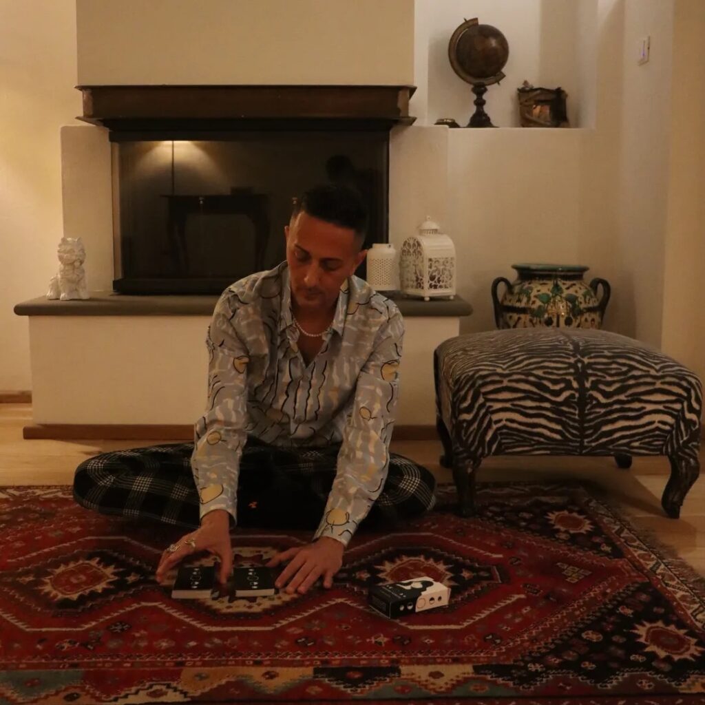 Il professionista di "Tarotmante" Federico Jeantet durante la stesa di Tarocchi per un consulto di Tarologia